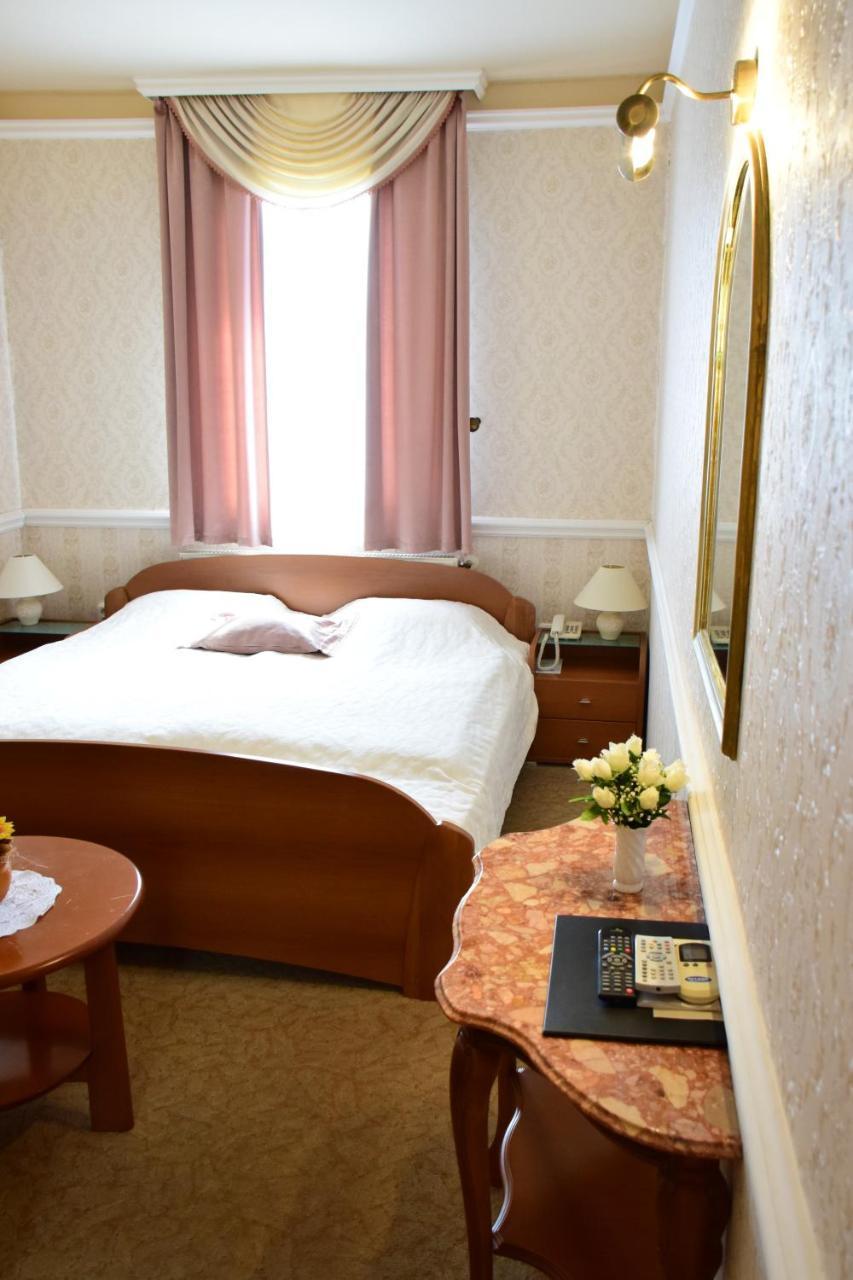 Hotel Bibic Es Tueskevar Etterem Es Horgaszto Nyiregyhaza Luaran gambar