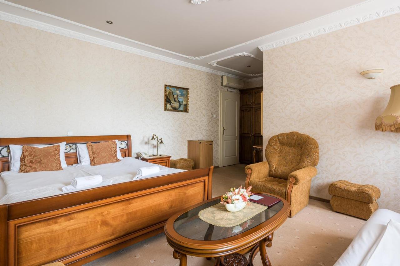 Hotel Bibic Es Tueskevar Etterem Es Horgaszto Nyiregyhaza Luaran gambar