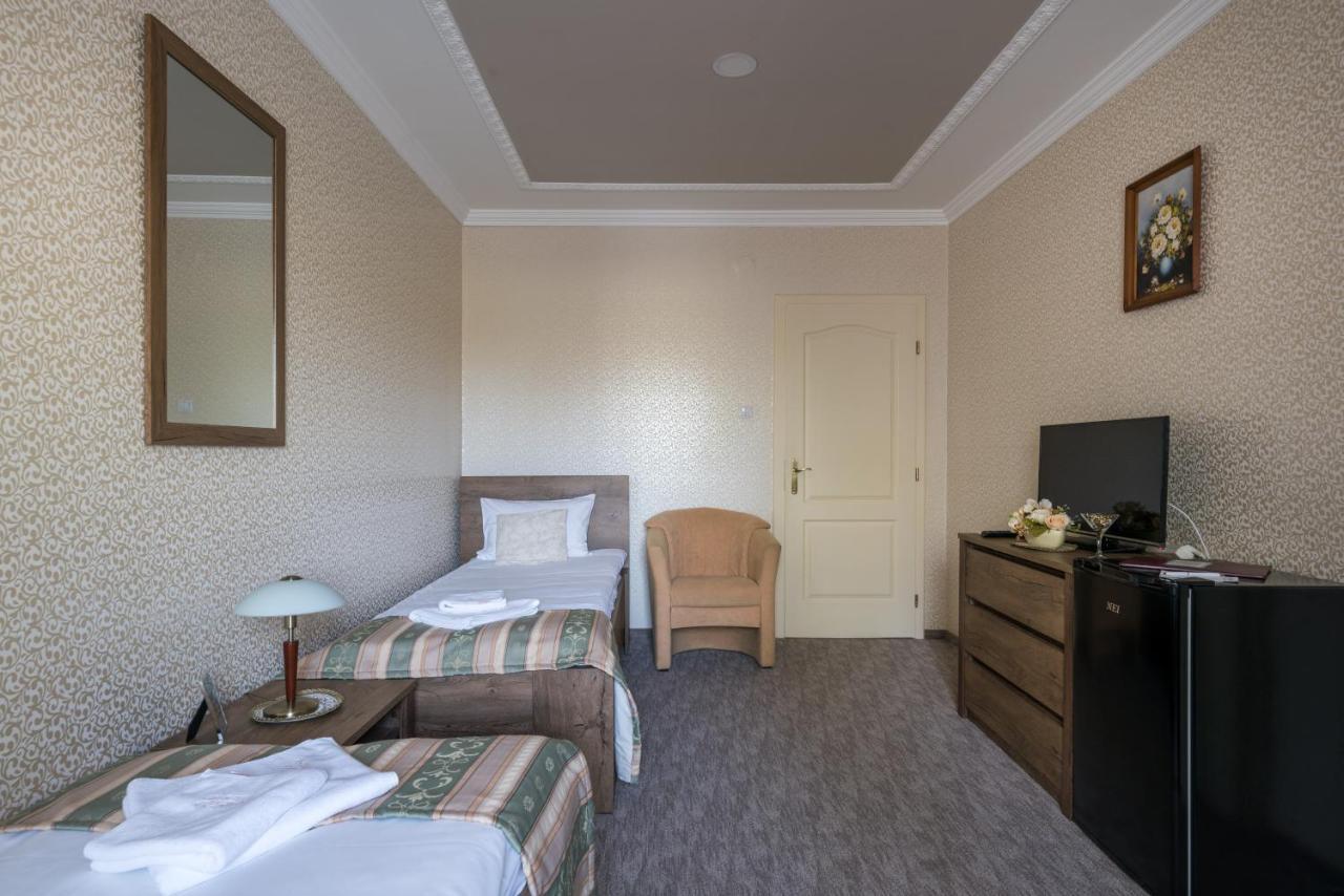 Hotel Bibic Es Tueskevar Etterem Es Horgaszto Nyiregyhaza Luaran gambar