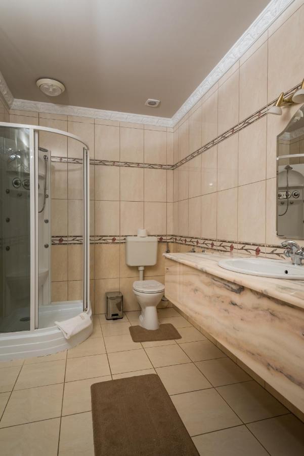 Hotel Bibic Es Tueskevar Etterem Es Horgaszto Nyiregyhaza Luaran gambar