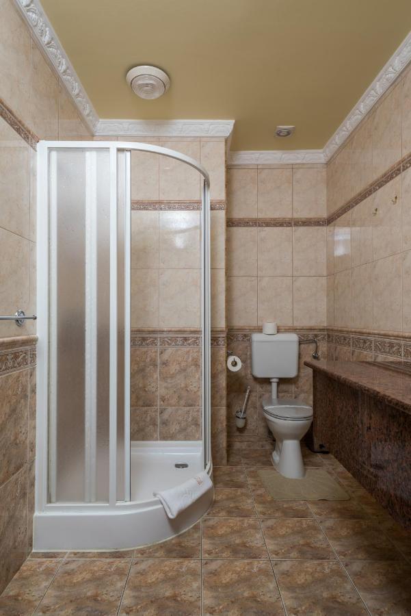 Hotel Bibic Es Tueskevar Etterem Es Horgaszto Nyiregyhaza Luaran gambar