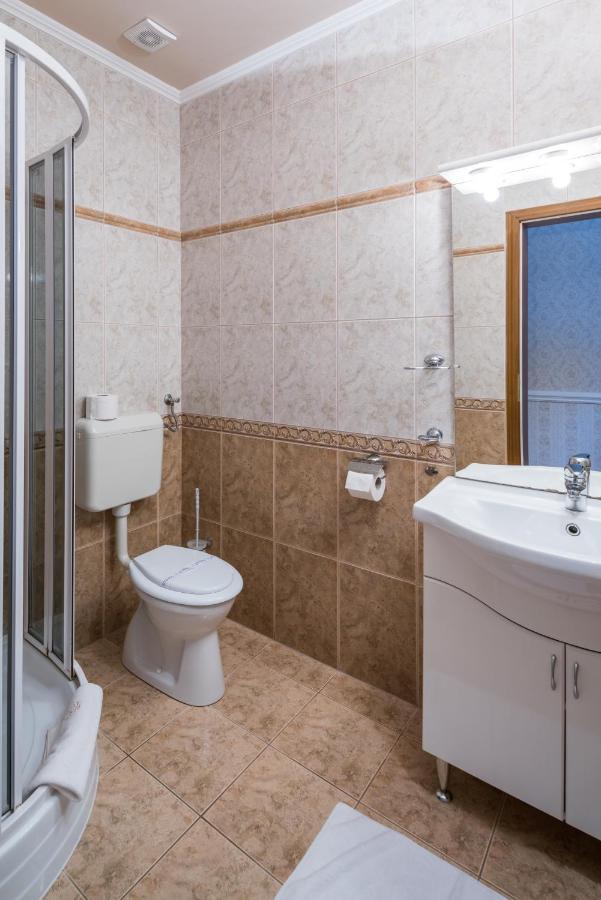 Hotel Bibic Es Tueskevar Etterem Es Horgaszto Nyiregyhaza Luaran gambar
