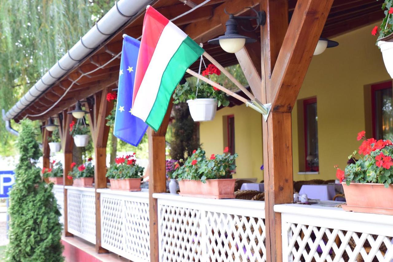 Hotel Bibic Es Tueskevar Etterem Es Horgaszto Nyiregyhaza Luaran gambar