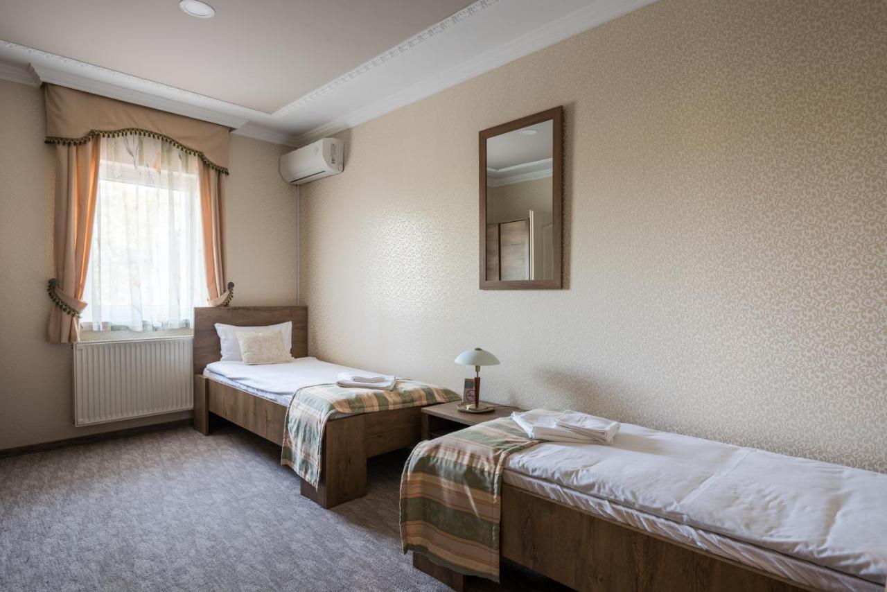 Hotel Bibic Es Tueskevar Etterem Es Horgaszto Nyiregyhaza Luaran gambar